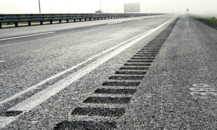 На автомобильных дорогах Украины появится шумовая разметка 12