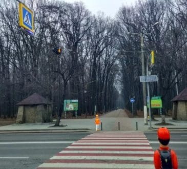 В Киеве появятся пластиковые школьники на оживленных переходах 8