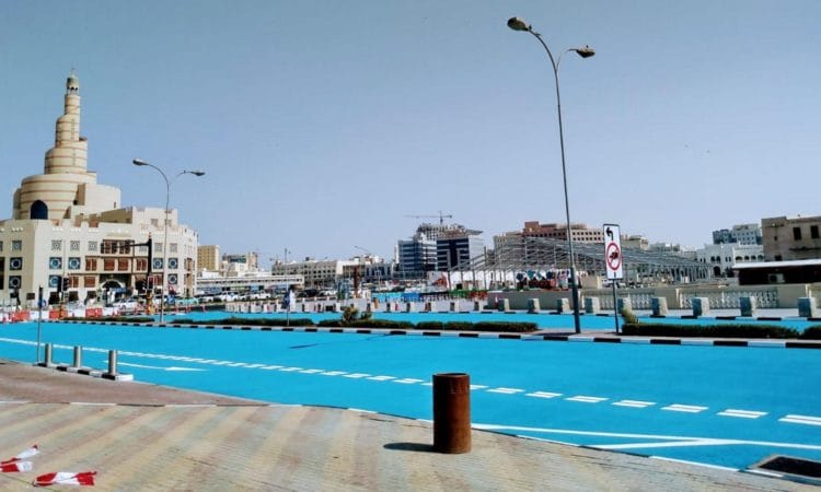 В Катаре красят асфальт в голубой цвет 11